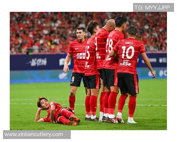 成都足球队的速度之美:探索快速进攻与团队配合的完美结合 成都足球队的速度之美:探索快速进攻与团队配合的完美结合