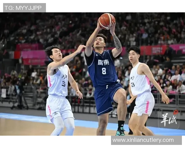广东东莞男篮迎战深圳队全力争胜展现篮球激情与团队精神