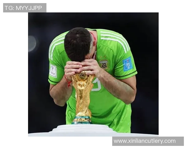 马丁内斯的传奇旅程：从草根球员到世界足球明星的蜕变与奋斗