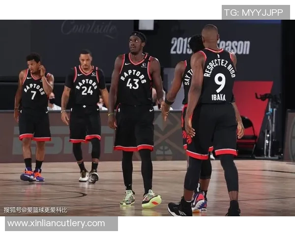 猛龙与凯尔特人激战正酣球迷热情高涨场馆气氛火爆